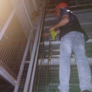 Sửa chữa thang máy nâng hàng cho các kcn 1 300x300 - Sửa chữa thang máy nâng hàng cho các kcn