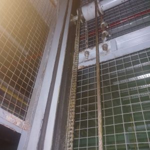 Sửa chữa thang máy nâng hàng cho các kcn 8 300x300 - Sửa chữa thang máy nâng hàng cho các kcn