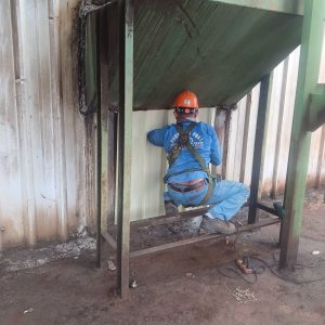 Sua chua mai ton nha xuong cac loai 2 300x300 - Sửa chữa mái tôn nhà xưởng các loại