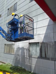 Ve sinh mat vp nha xuong 1 225x300 - Vệ sinh mặt vp nhà xưởng