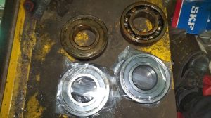 Thay bac dan banh xe 2 300x168 - Thay bạc đạn bánh xe