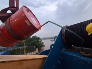 Lap dat ti thuy luc 5 300x225 - Lắp đặt ti thủy lực