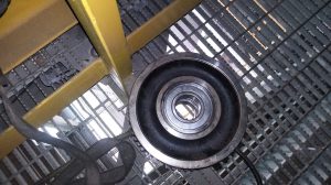 Thay banh xe cau 1 300x168 - Thay b&aacute;nh xe cẩu