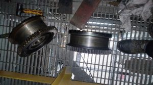 Thay banh xe cau 4 300x168 - Thay b&aacute;nh xe cẩu