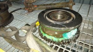 Thay banh xe cau 5 300x168 - Thay b&aacute;nh xe cẩu