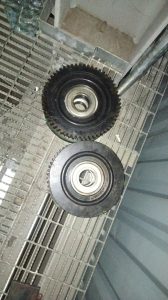 Thay banh xe cau 6 168x300 - Thay b&aacute;nh xe cẩu