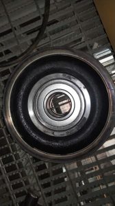 Thay banh xe cau 8 168x300 - Thay b&aacute;nh xe cẩu