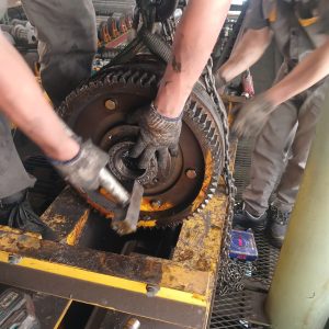 Thay bac dan banh xe cau truc 2 300x300 - Thay bạc đạn b&aacute;nh xe cẩu trục