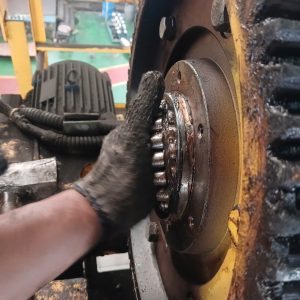 Thay bac dan banh xe cau truc 3 300x300 - Thay bạc đạn b&aacute;nh xe cẩu trục