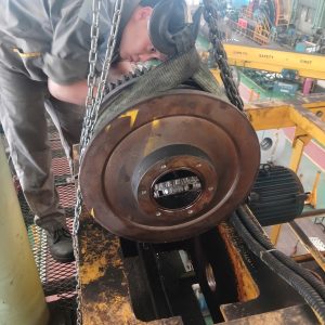 Thay bac dan banh xe cau truc 5 300x300 - Thay bạc đạn b&aacute;nh xe cẩu trục