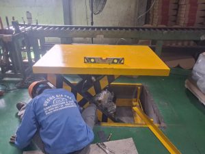 Lap ban nang hang 2 tan 1 300x225 - Lắp bàn nâng hàng 2 tấn