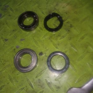Thay phot hop so 6 300x300 - Thay phốt hộp số