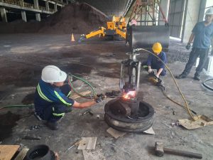 Thay the bac dan banh xe cau truc 2 300x225 - Thay thế bạc đạn bánh xe cẩu trục