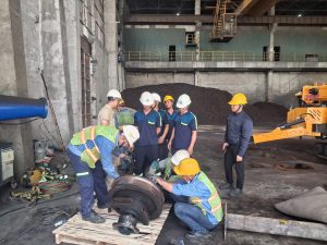 Thay the bac dan banh xe cau truc 3 300x225 - Thay thế bạc đạn b&aacute;nh xe cẩu trục