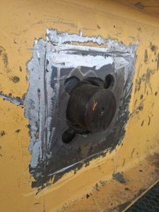 Thay the banh xe cau truc 2 225x300 - Thay thế b&aacute;nh xe cẩu trục