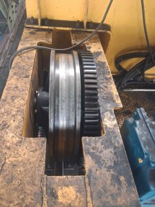 Thay the banh xe cau truc 4 225x300 - Thay thế b&aacute;nh xe cẩu trục