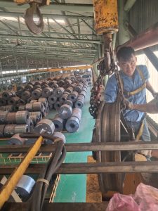 Thay the banh xe cau truc 6 225x300 - Thay thế b&aacute;nh xe cẩu trục